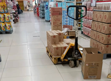元旦超市備貨忙,手動(dòng)液壓搬運(yùn)車來(lái)助力